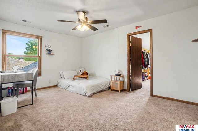 7427 S 102 Avenue, La Vista, NE 68128