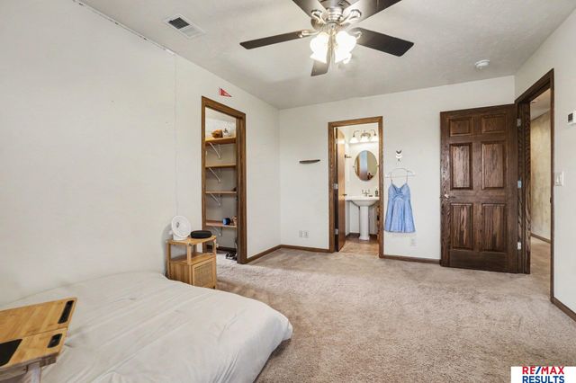 7427 S 102 Avenue, La Vista, NE 68128