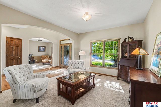 7427 S 102 Avenue, La Vista, NE 68128
