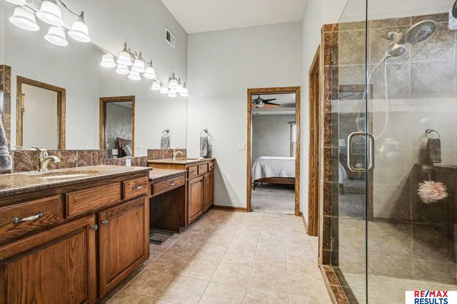 7427 S 102 Avenue, La Vista, NE 68128