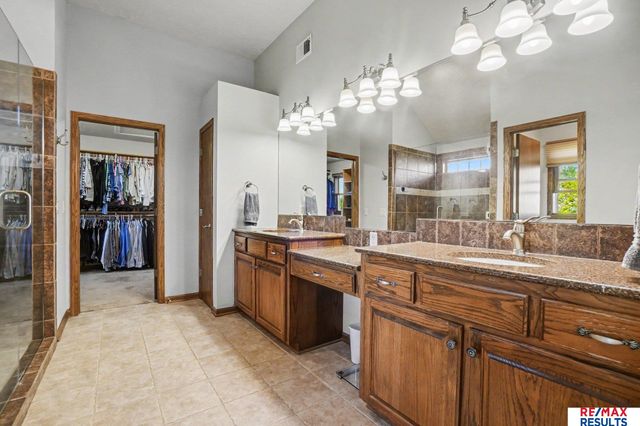 7427 S 102 Avenue, La Vista, NE 68128