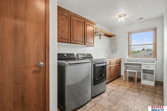 7427 S 102 Avenue, La Vista, NE 68128