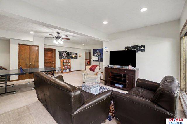 7427 S 102 Avenue, La Vista, NE 68128
