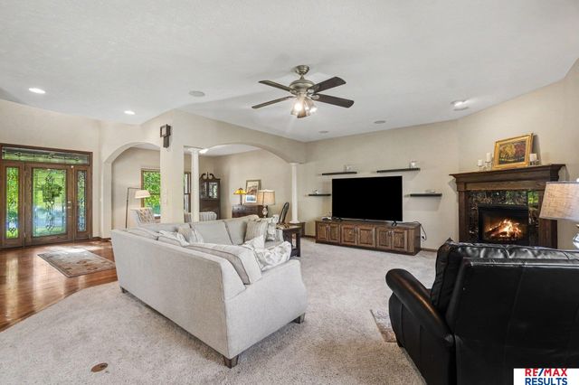 7427 S 102 Avenue, La Vista, NE 68128