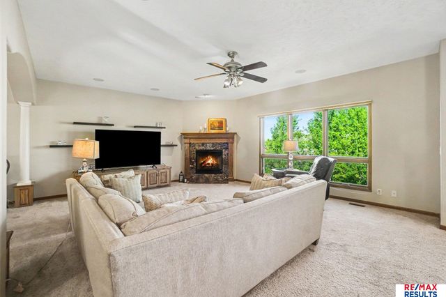 7427 S 102 Avenue, La Vista, NE 68128