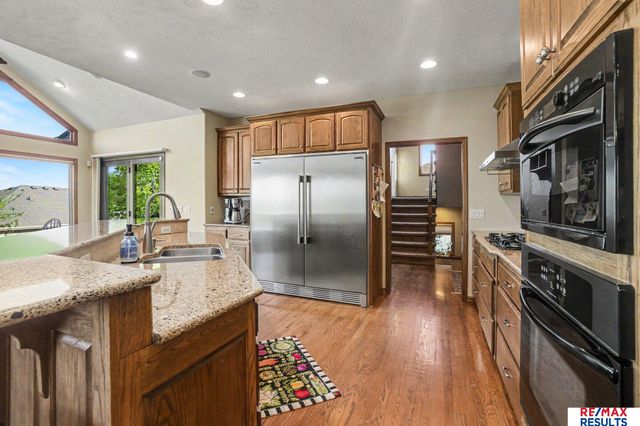 7427 S 102 Avenue, La Vista, NE 68128