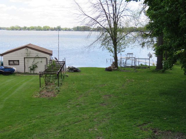 W10725 Blackhawk Trail, Fox Lake, WI 53933