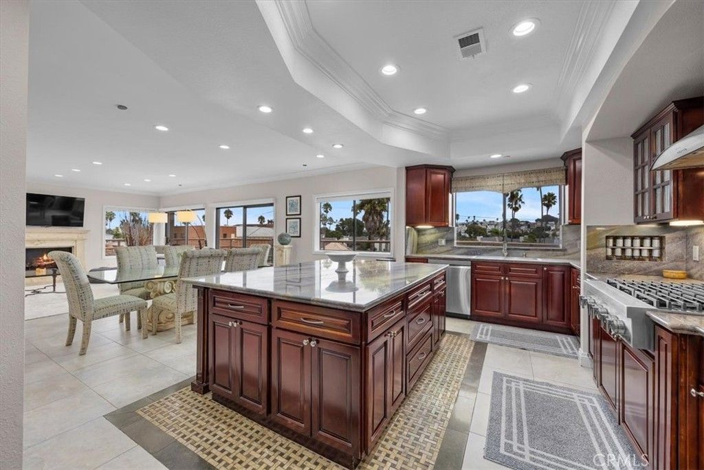 Image 17 of property listing at 512 Esplanade 303, Redondo Beach, CA 90277