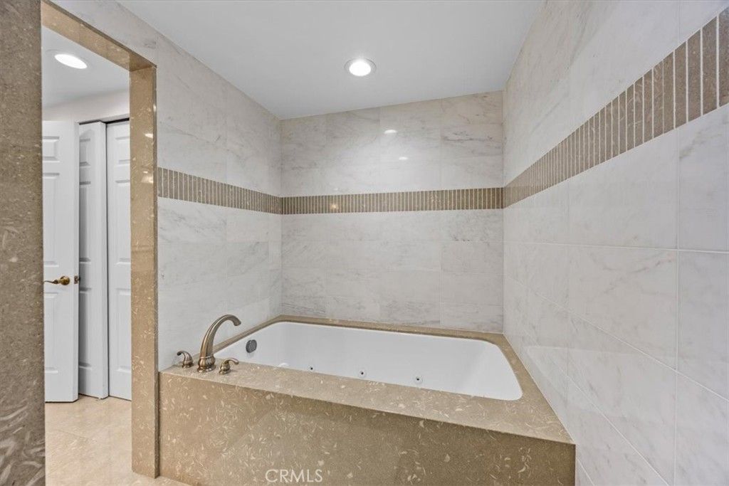 Image 25 of property listing at 512 Esplanade 303, Redondo Beach, CA 90277