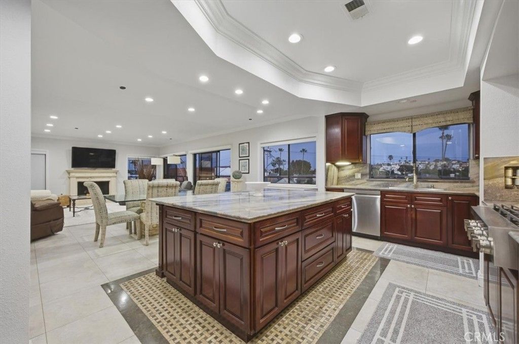 Image 4 of property listing at 512 Esplanade 303, Redondo Beach, CA 90277