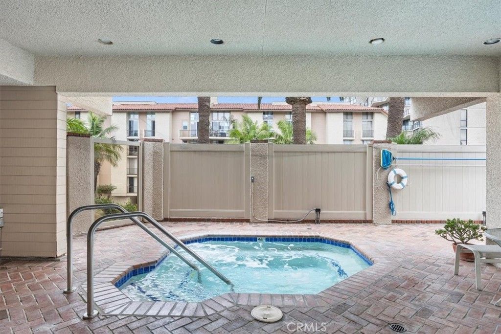 Image 44 of property listing at 512 Esplanade 303, Redondo Beach, CA 90277