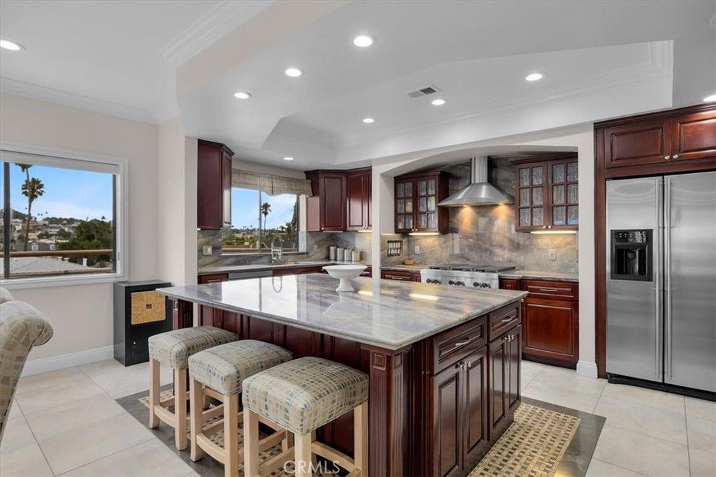 Image 6 of property listing at 512 Esplanade 303, Redondo Beach, CA 90277