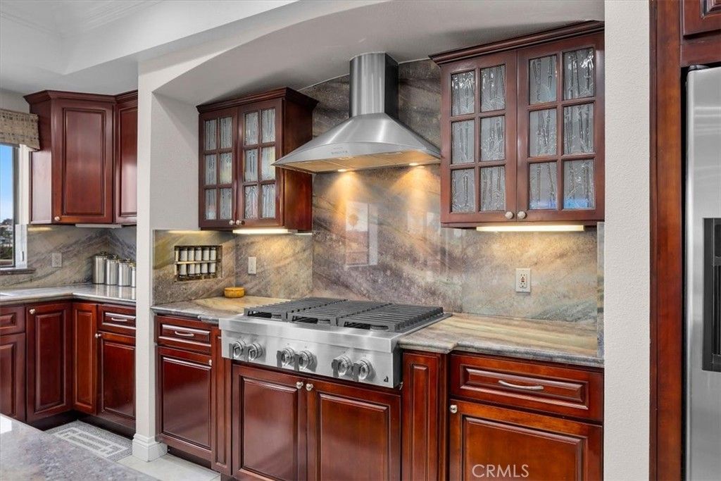 Image 8 of property listing at 512 Esplanade 303, Redondo Beach, CA 90277