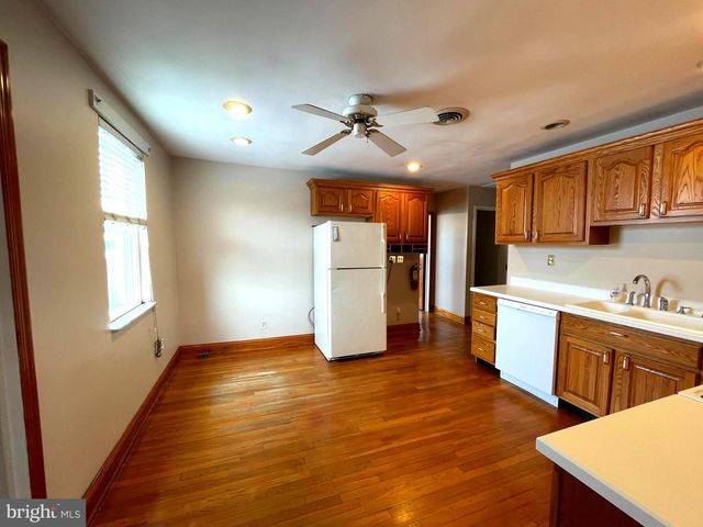 712 W MACDADE BLVD, Folsom, PA 19033