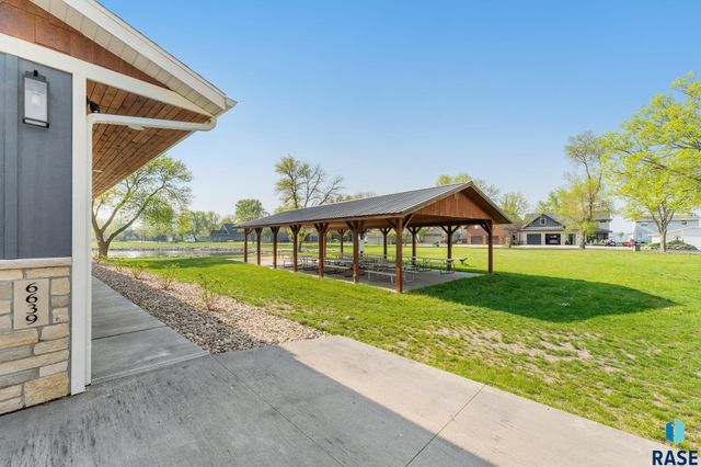 6639 Peninsula Ln Lane, Wentworth, SD 57075