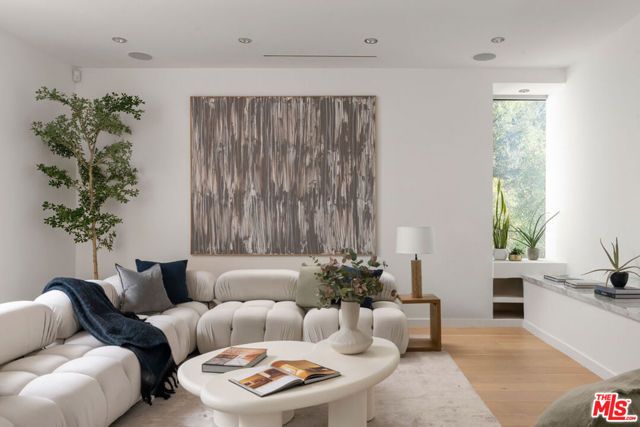 2731 Hutton Drive, Beverly Hills, CA 90210