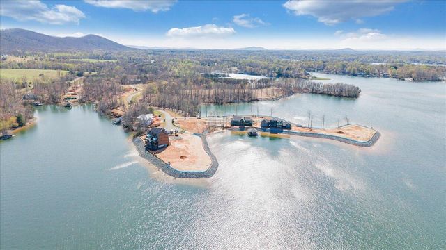 118 Lakeport CIR, Penhook, VA 24137