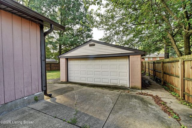 718 Glengarry Dr, Louisville, KY 40118