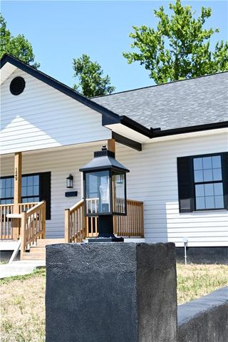 129 E Oakdale Street, Mount Airy, NC 27030