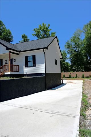 129 E Oakdale Street, Mount Airy, NC 27030