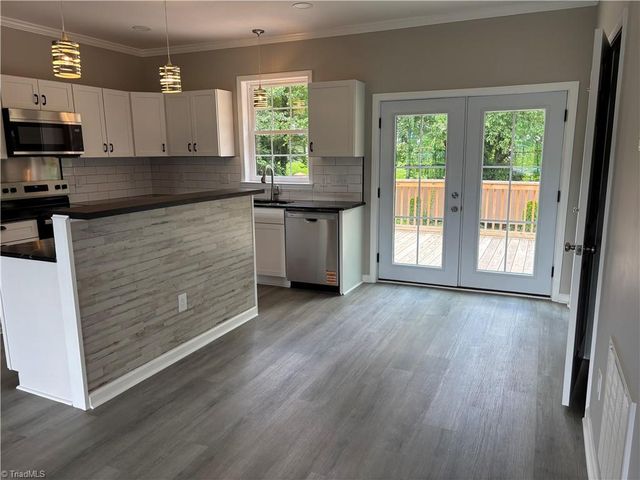 129 E Oakdale Street, Mount Airy, NC 27030
