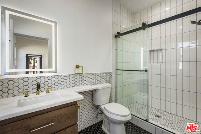 2651 Vineyard Avenue, Los Angeles, CA 90016