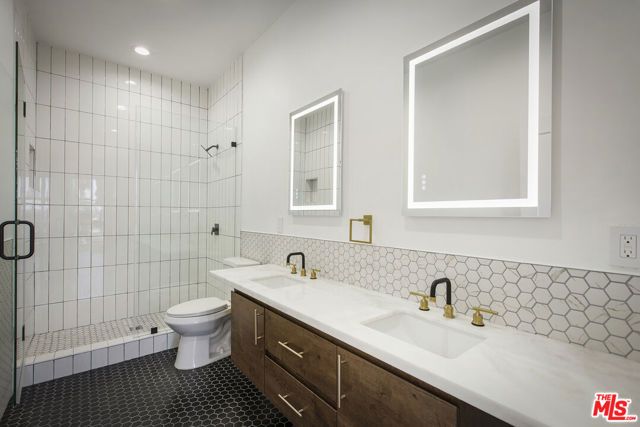 2651 Vineyard Avenue, Los Angeles, CA 90016