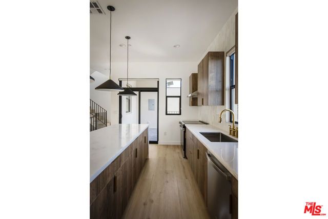 2651 Vineyard Avenue, Los Angeles, CA 90016