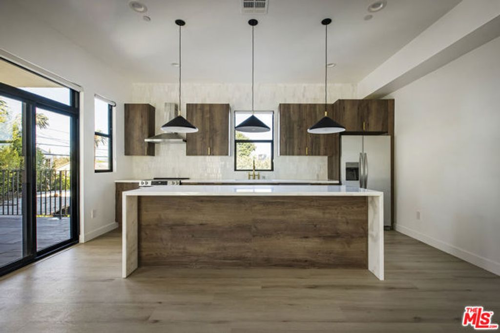 2651 Vineyard Avenue, Los Angeles, CA 90016