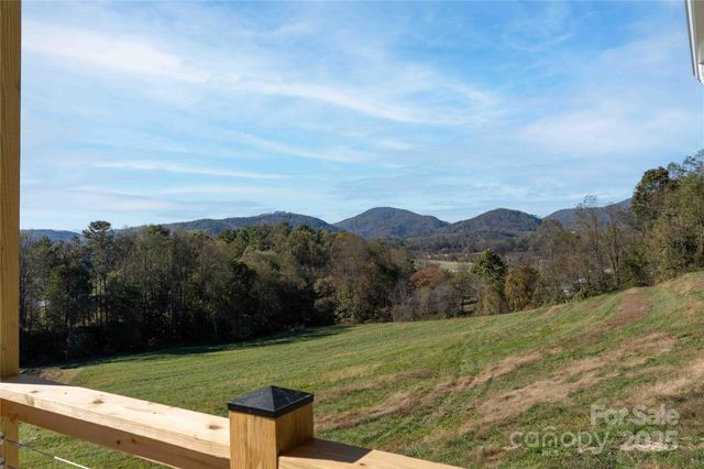 337 Maple Knoll Drive, Hendersonville, NC 28792