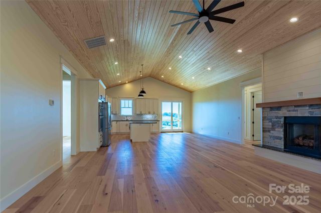 337 Maple Knoll Drive, Hendersonville, NC 28792
