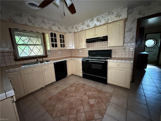 409 Cedar LN, Virginia Beach, VA 23452