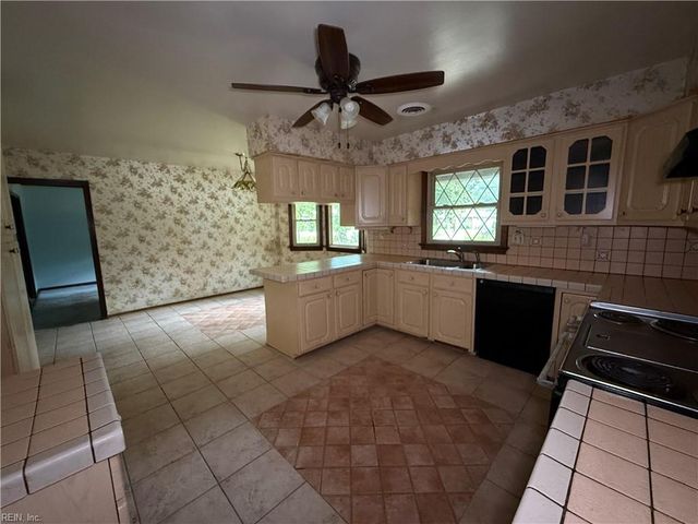409 Cedar LN, Virginia Beach, VA 23452