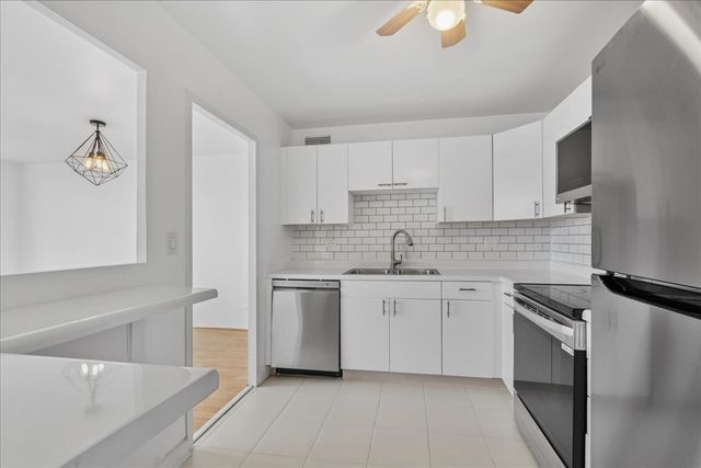 6301 N Sheridan Road 22D, Chicago, IL 60660