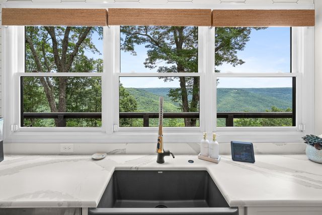 2245 Ravens Den Rd, Sewanee, TN 37375
