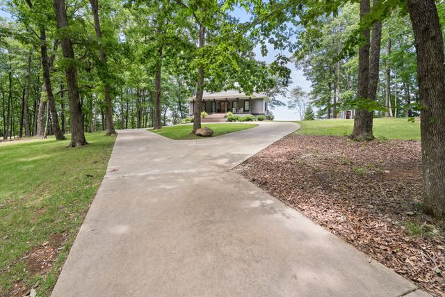 2245 Ravens Den Rd, Sewanee, TN 37375