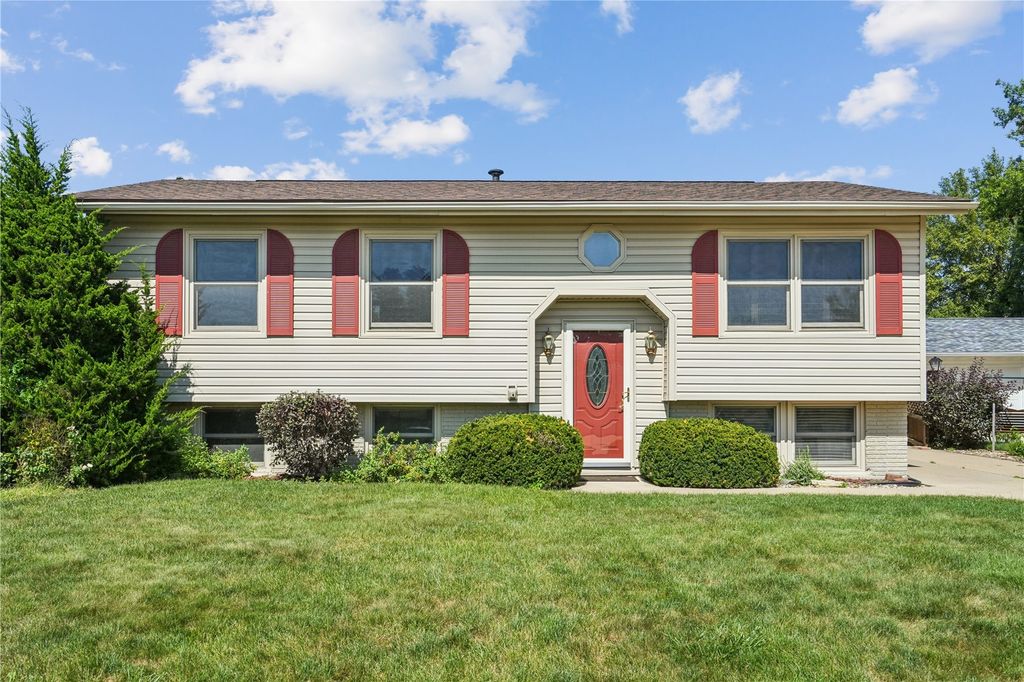 3620 Western Pine Drive NE, Cedar Rapids, IA 52402