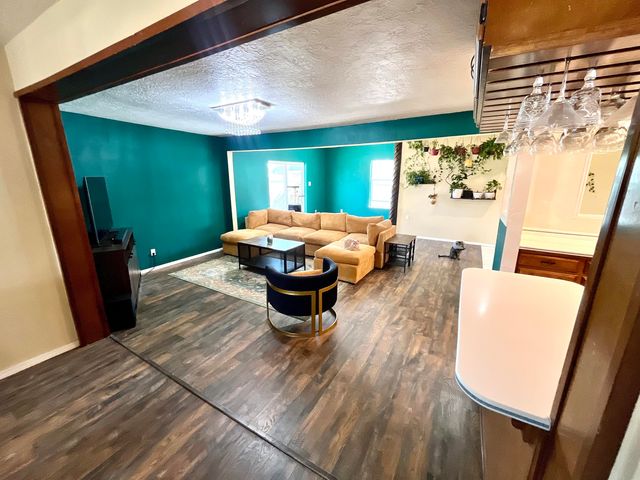 317 Merlida Street SW, Albuquerque, NM 87121