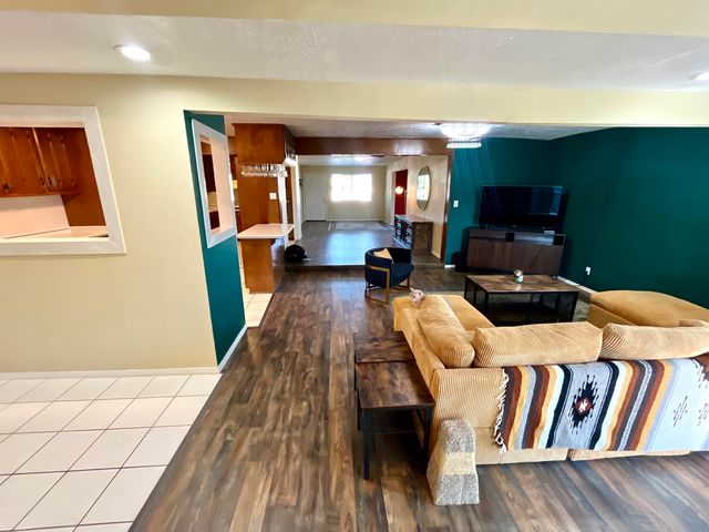 317 Merlida Street SW, Albuquerque, NM 87121
