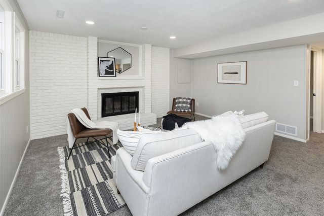 3900 76th Street, Urbandale, IA 50322