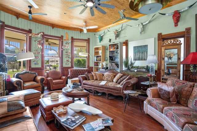 310 N Mound Street, Nacogdoches, TX 75961