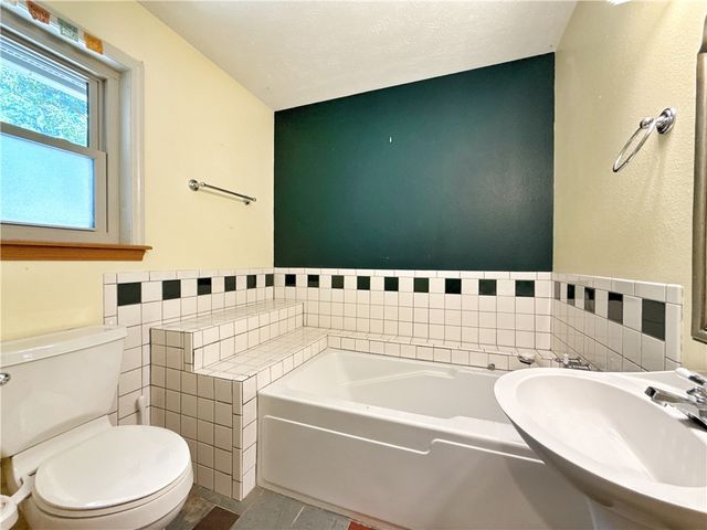 5 Wood Circle, Eureka Springs, AR 72632