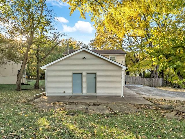 3628 N Flora Avenue, Kansas City, MO 64116