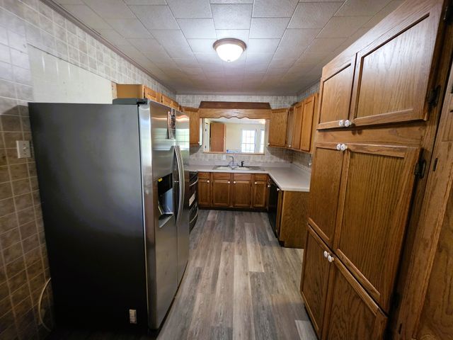 122 W Lake St, Camden, TN 38320