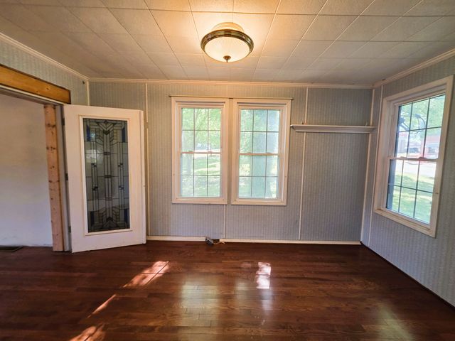 122 W Lake St, Camden, TN 38320