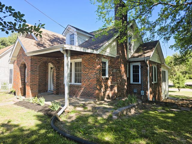 122 W Lake St, Camden, TN 38320