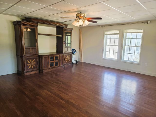 122 W Lake St, Camden, TN 38320