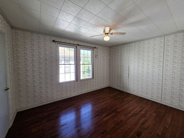 122 W Lake St, Camden, TN 38320