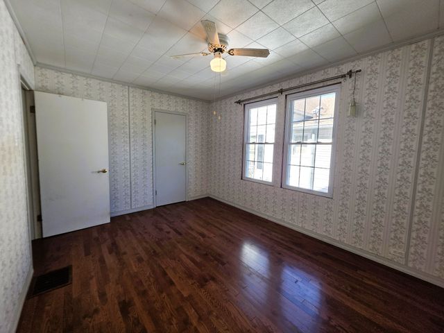 122 W Lake St, Camden, TN 38320