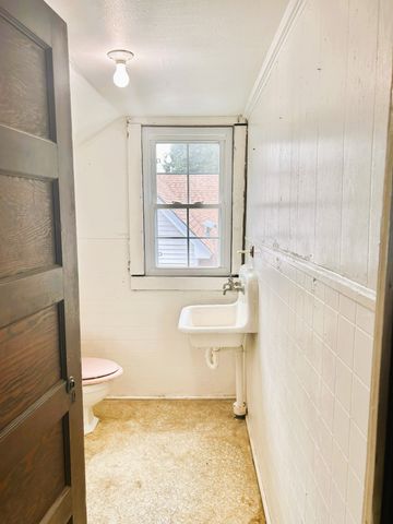 122 W Lake St, Camden, TN 38320